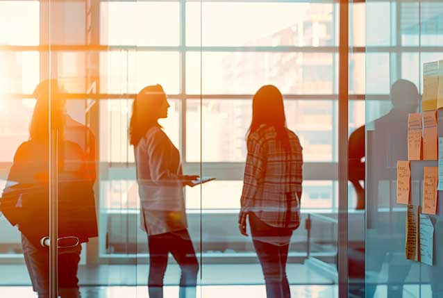 li2pps-karriere-was-uns-ausmacht li2pps Karriere, was uns ausmacht Büro Motiv menschen untehalten sich. Im Vordergrund ist ein Moodboard zu sehen.